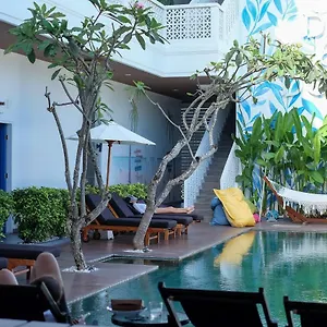  Hostal Dip & Doze Living